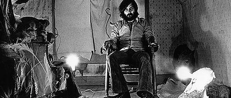 Tobe Hooper no set de Massacre da Serra Elétrica em 1974 (Fonte: IMDB)